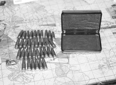 大学生信中夹子弹欲敲诈父亲好友51万被拘留