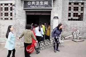 景区女厕前排长队大妈内急难耐闯男厕