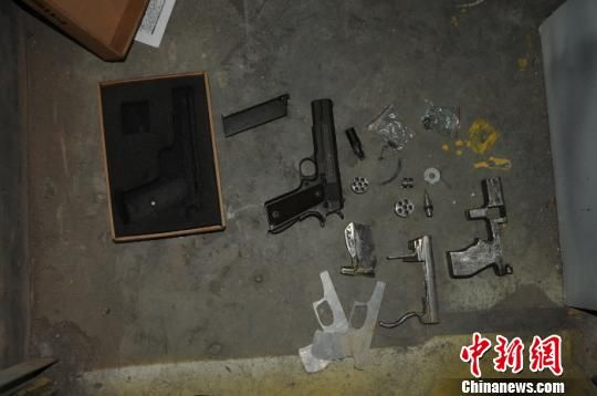 "头目"吴某某是当地有名的毒枭,不仅贩毒,还租了一间地下车库制造枪支