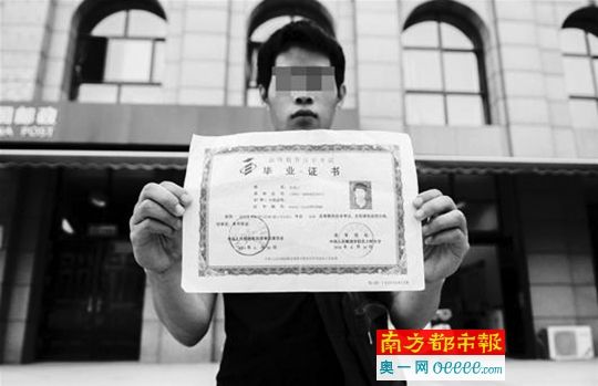 《楚天金报》图据新华社电 大学毕业季到来,在武汉大学度过四年的20多