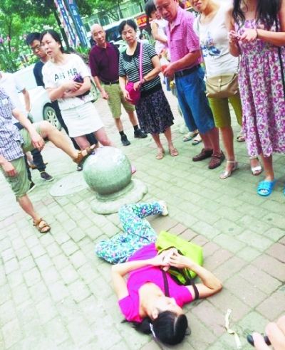 女子抱走玩耍儿童被众人拦下 家人称其举止失常