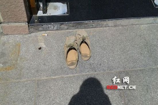 民工脱鞋进机关公厕:公家地太干净 俺鞋子太脏