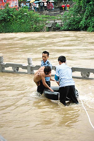 抢钱男子逃跑时跳入江中致休克(组图)