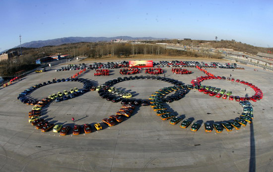 图文:汽车摆出奥运五环图形