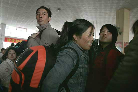 东莞外来务工者回家之路(组图)