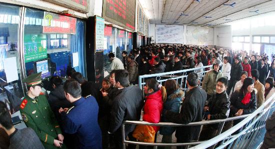 图文:乘客在九江火车站售票大厅内排队买票