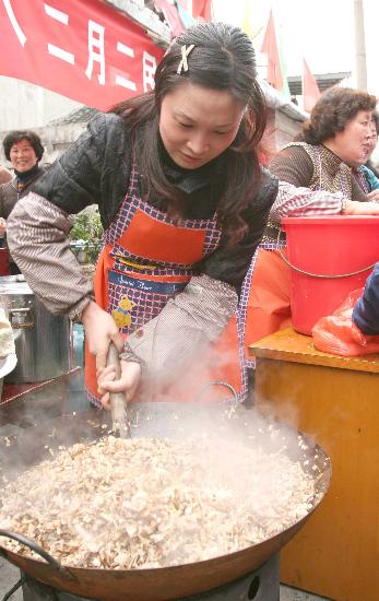 图文:瑞安居民吃芥菜饭庆"三八(4)