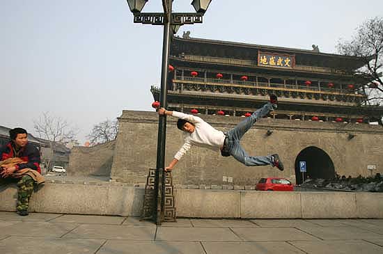 张滨在练习"飘"起来.