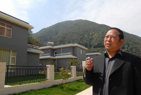企业家斥资百万为村民盖别墅组图