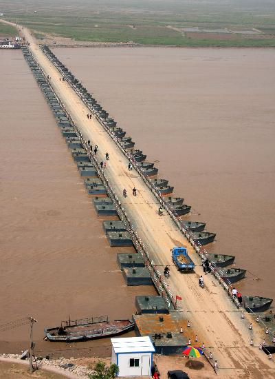 图文:#(社会)(2)洽吴黄河浮桥建成通车