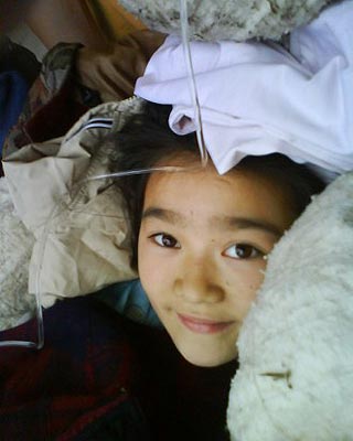 唐山大地震小女孩图片