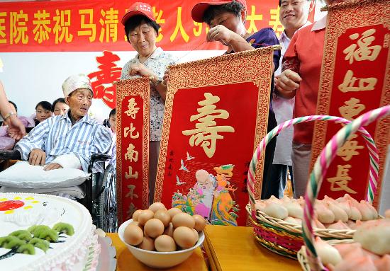 图文:几位南京市民给马清云老人送上贺寿礼