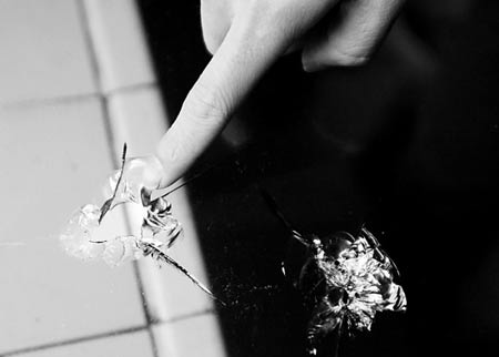 村庄遭遇不明枪击 居民玻璃窗弹孔累累(组图)