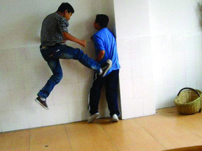 初中生群殴飞踹同学拍照片称很好玩(组图)