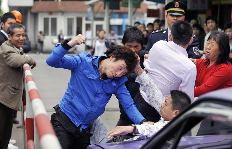 打架的是两个青年男子,打架的原因竟然是其中一个男