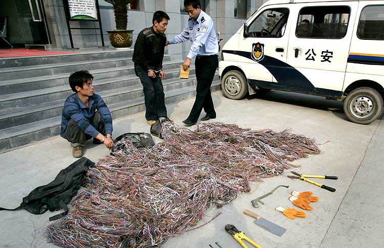 图文2男子偷了近200公斤通信电缆