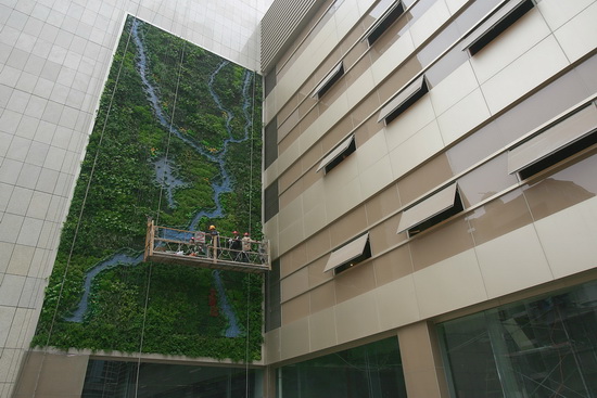 瑞沃尔植物墙作品赏析-巨幅植物壁画亮相武汉建筑物外墙