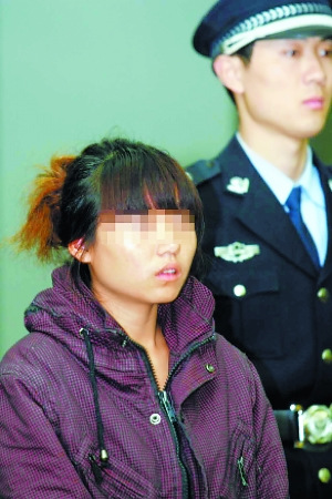 18歲女孩李某今天在北京市第二中級法院出庭受審,她被控故意傷害罪