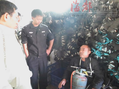 相持期间，方某（右）情绪激动 。