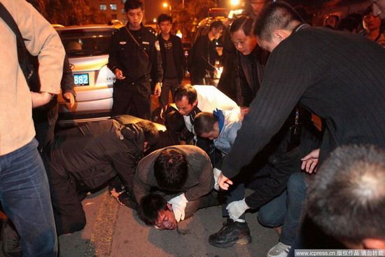 便衣民警一拥而上，将该男子的菜刀夺下。东方IC