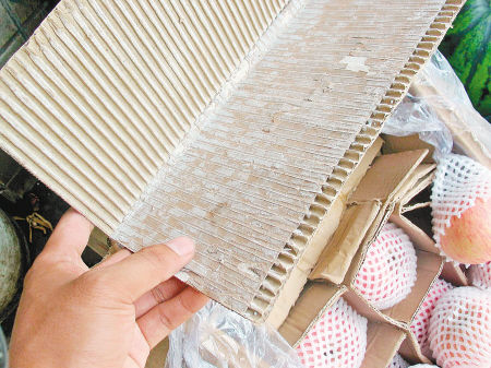 媒体称水果纸箱灌水泥增重成行业潜规则(图)