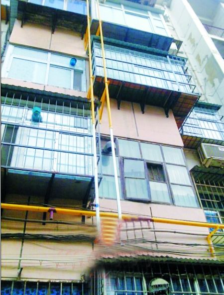 住宅楼外装燃气管道被调侃为小偷架梯子(图)