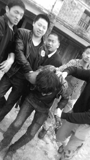 4名劫匪绑架人质后驾车逃走连撞5辆警车图