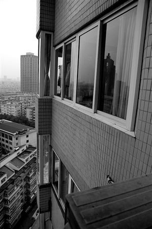 女子上阳台晾衣服 从16楼坠下身亡(图)