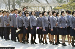 朝鲜大学生身穿制服参观金日成出生地