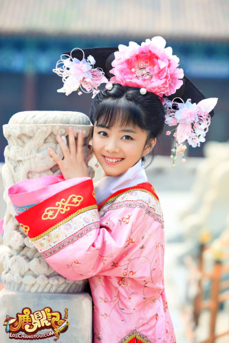 "最初初恋女孩儿"谭松韵变身清宫格格