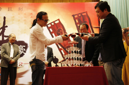 《南少林荡倭英豪》导演林楠与编剧白一骢共启香槟庆祝