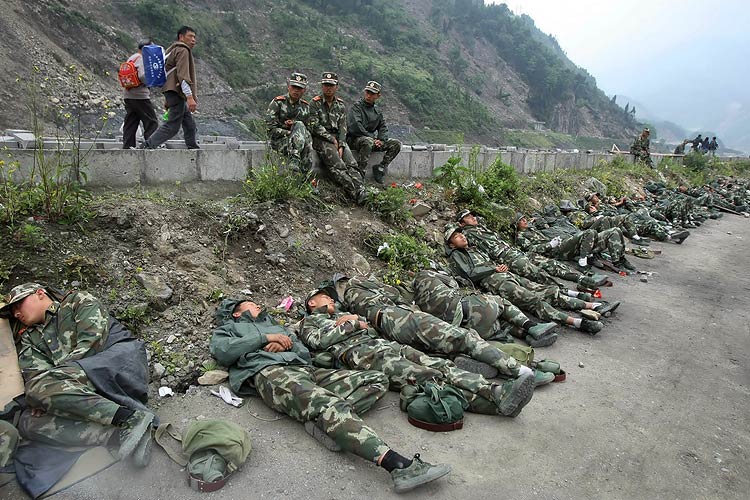 地震救援官兵图片