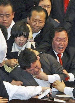 韩国议员在国会群殴数人受伤组图
