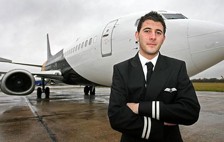 他19岁英国最年轻民航飞行员