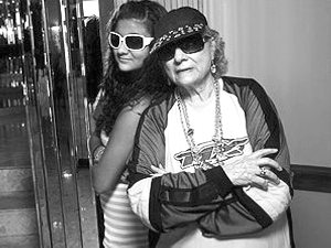 "奶奶说唱歌手"安吉拉和13岁孙女简娜在一起据报道,美国佛罗里达州