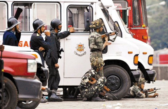 几名特种部队营救人员和消防队员待命■链接:印度政府连日出动国家