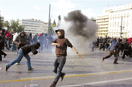 雅典万人对峙警察宛如战场