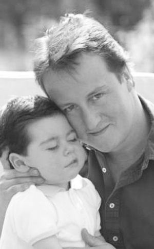 2004年,卡梅伦与儿子埃文