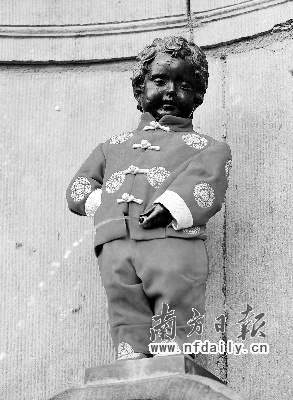 布鲁塞尔小尿童穿上唐装