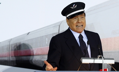 贝卢斯科尼24日参观快速列车时,主动戴上机车司机帽当"列车长".