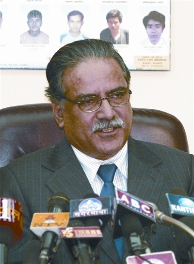 国际新闻 > 正文  总理辞职高度戒备         尼泊尔总统亚达夫(左)