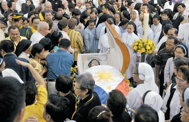 菲民众瞻仰阿基诺遗体