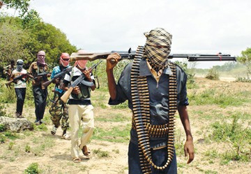 炮轰总统艾哈迈德所乘客机,随后与非洲联盟驻索马里维和部队展开交火