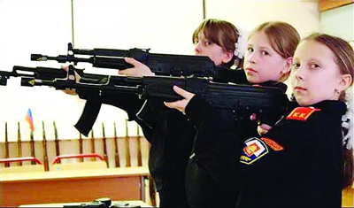 俄罗斯女童在进行枪支训练据英国《太阳报》2日报道,记者独家探访