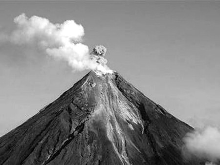 的火山之一——菲律宾马荣火山已经喷出烟柱和火山灰,随时可能爆发