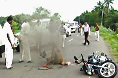 印度警察街上被砍断腿身亡两部长围观无人相助