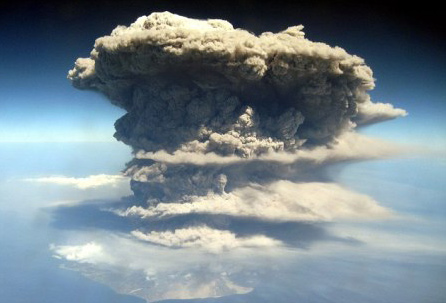 海地区度假的乘客在高空拍下令人叹为观止的照片:一座火山正在地面