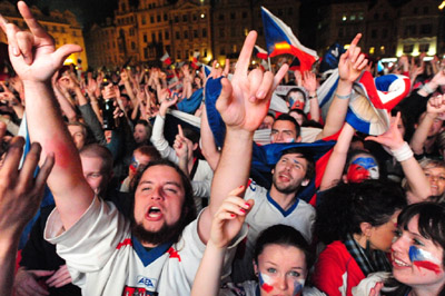 布拉格球迷欢呼捷克队获冰球世锦赛冠军图