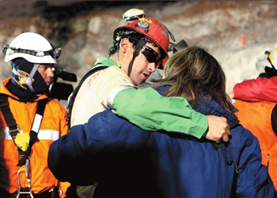 国际新闻 智利矿难33名矿工被困专题 > 正文  智利时间13日零时10分