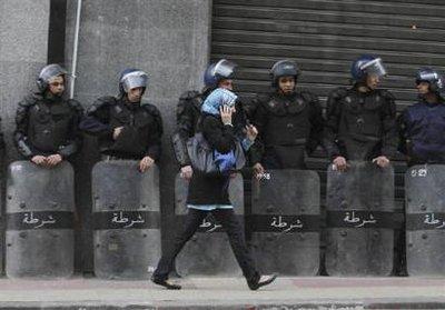 阿尔及利亚出动防暴警察阻止游行示威（图片来源：英国媒体） 